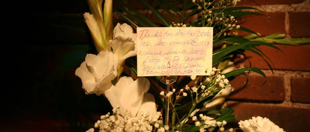 Bloemen in je haar als bruid: welke soorten houden het vol en wat kost het?