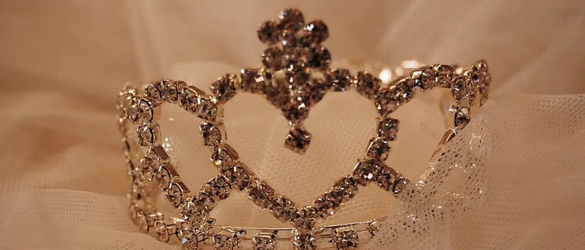 Kapsel bij een strapless jurk: welk bruidskapsel past?