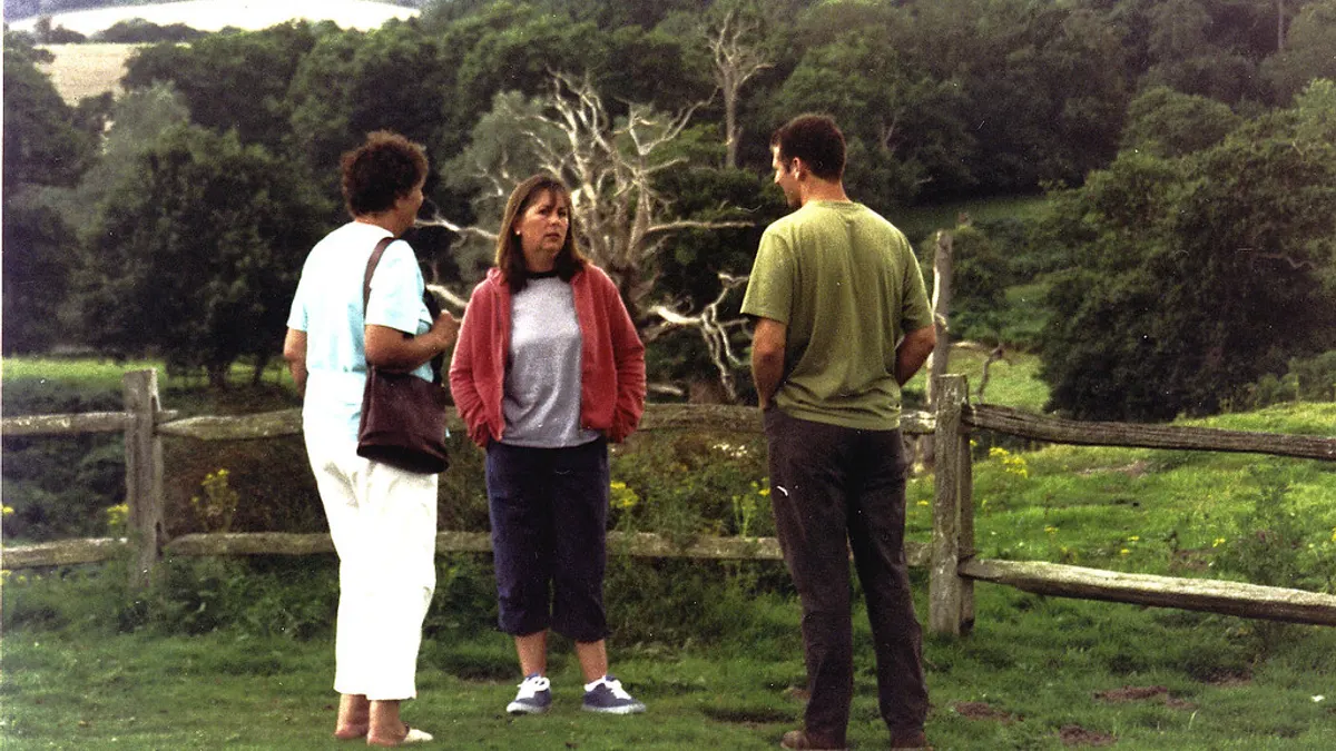 Koppel bekijkt samen trouwringen in een vitrine bij de juwelier