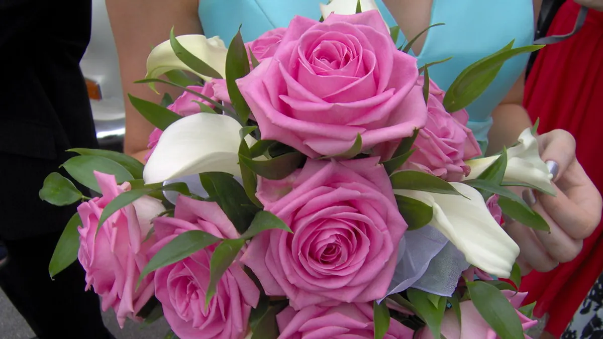 Bruidsboeket met roze rozen en witte calla's van dichtbij