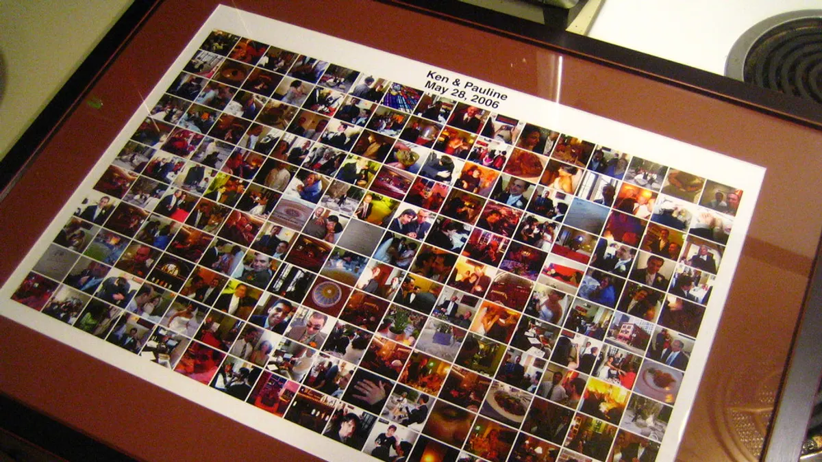 Ingelijste collage van tientallen kleine foto's met de namen Ken en Pauline