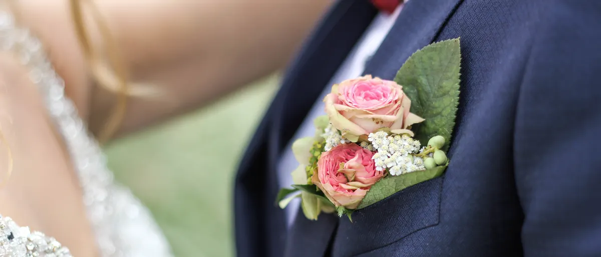 Corsage bruidegom: links of rechts, en hoe speld je hem vast?