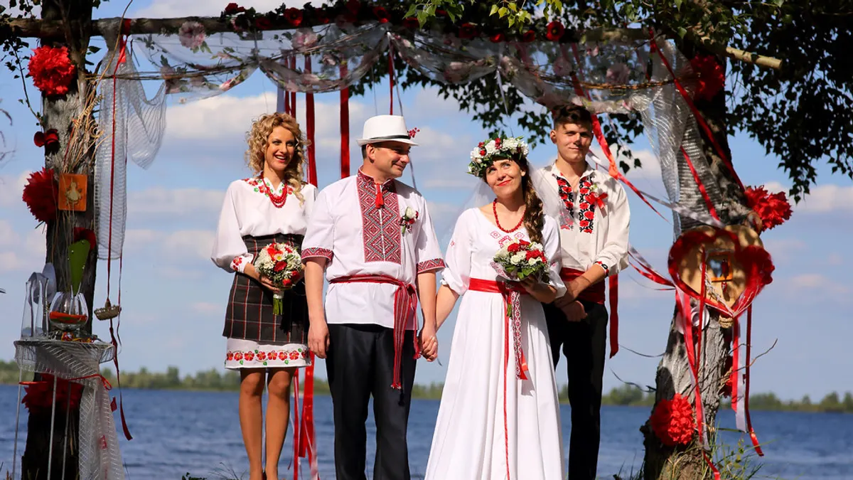 Bruidspaar dat na de ceremonie gasten een voor een de hand schudt
