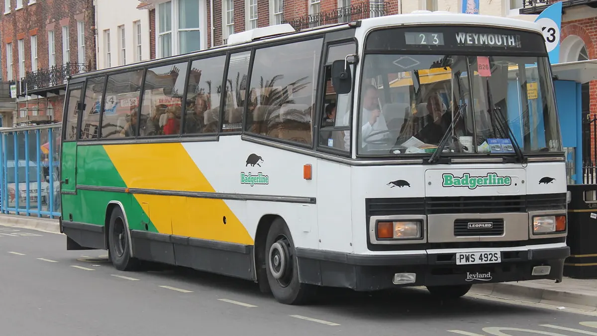 Een touringcar klaar om bruiloftsgasten te vervoeren