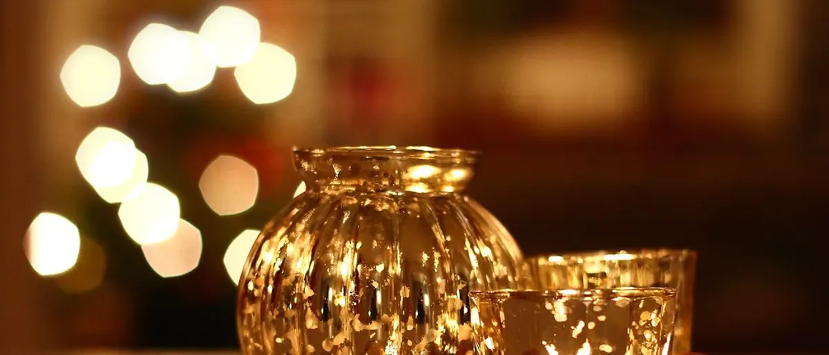Decoratie gouden bruiloft: zo versier je zaal, tafels en bloemen