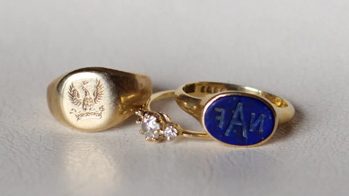 Drie oude gouden ringen als familie-erfstuk: twee zegelringen en een ring met een kleine diamant