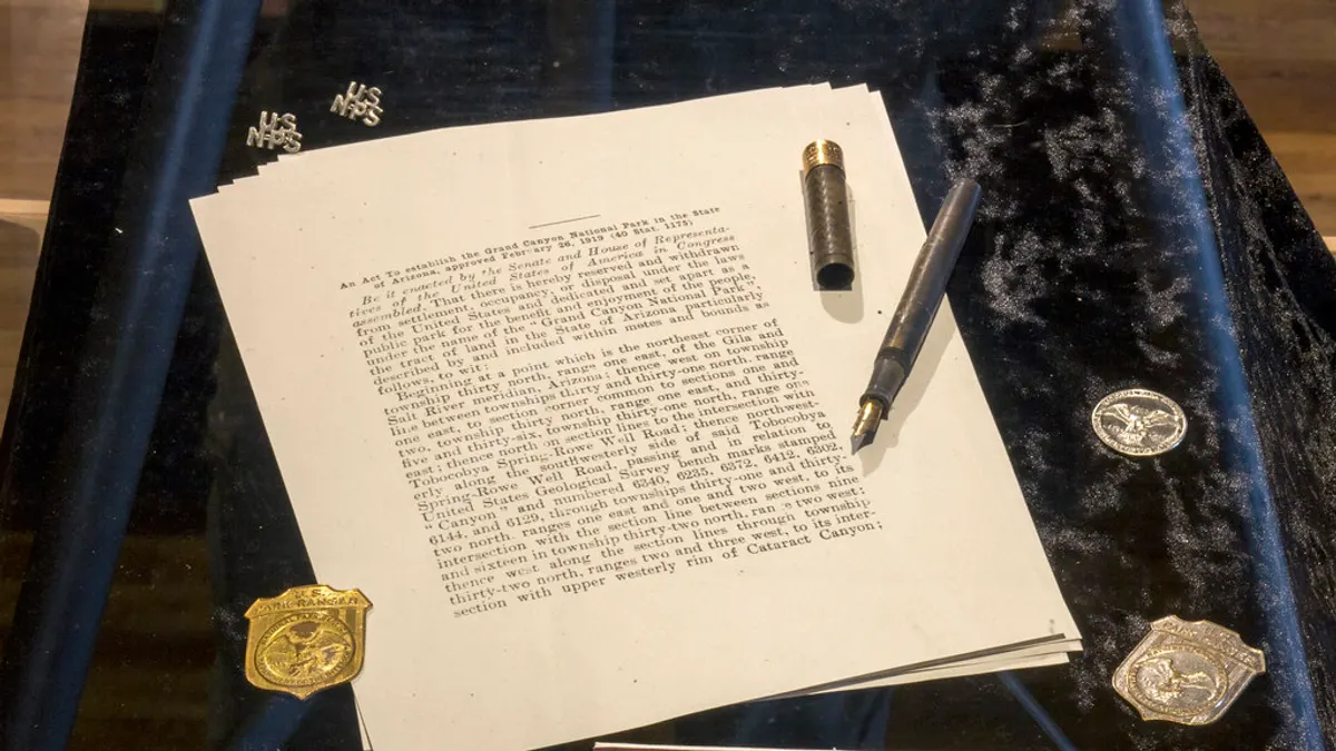 Officieel document met pen, klaar om te ondertekenen