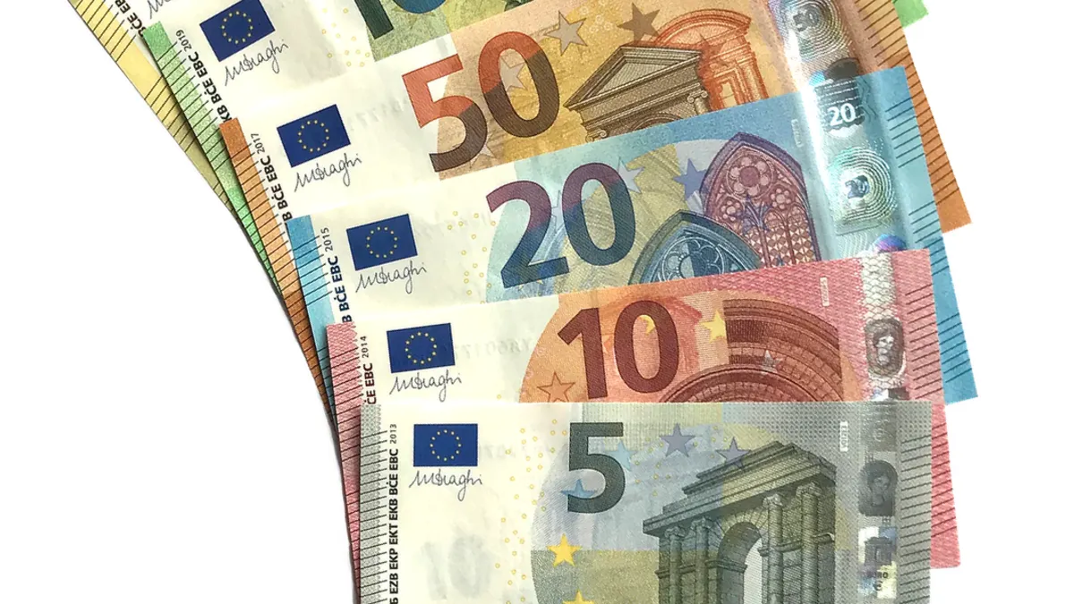 Waaier van eurobiljetten van 5 tot 50 euro op een witte achtergrond
