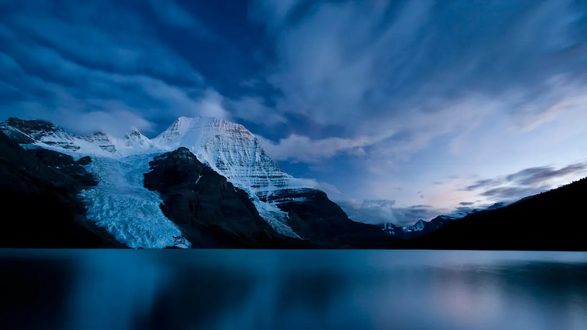 Een bergmeer met besneeuwde toppen in de Canadese Rockies