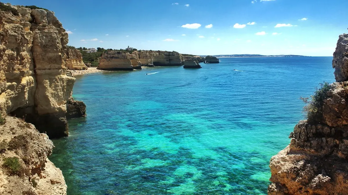 Steile kliffen en een klein strand aan de Portugese Atlantische kust