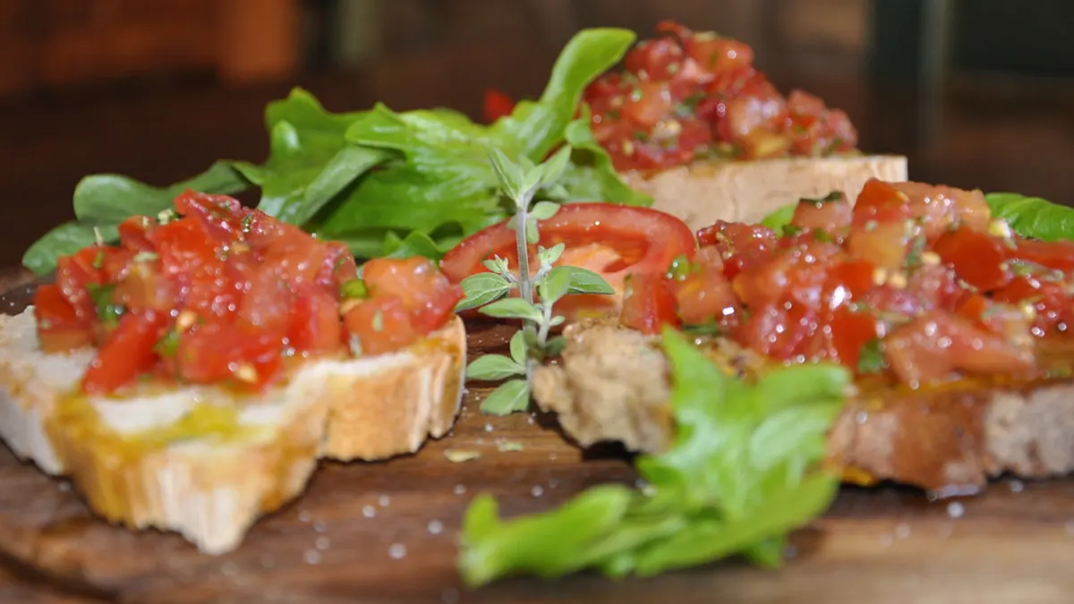 Bruschetta met verse tomaat en basilicum op een houten plank