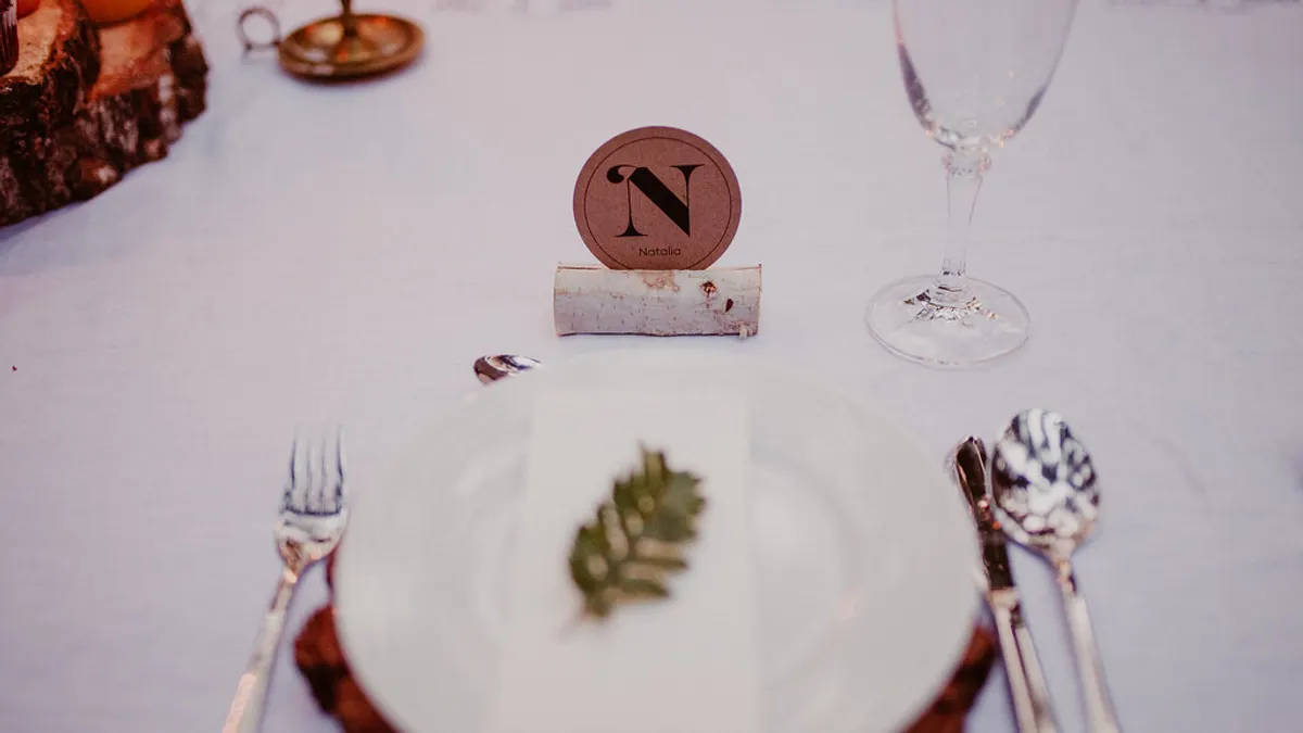 Gedekt couvert met naamkaartje op een bruiloftstafel, de grootste kostenpost per gast