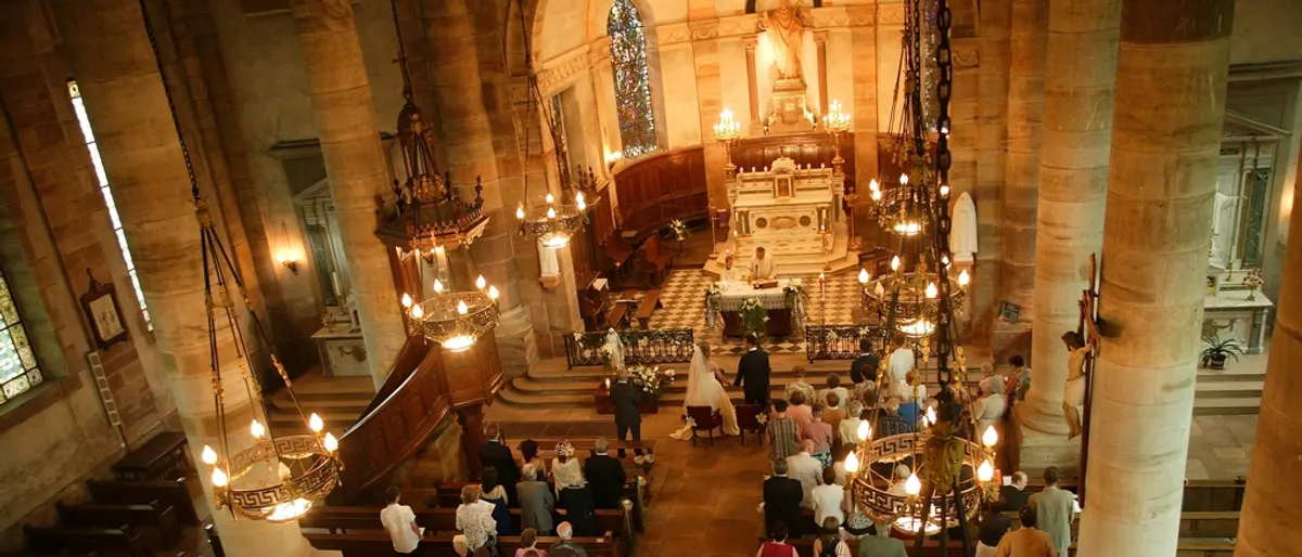 Kosten kerkelijk huwelijk: wat betaal je in NL en België?