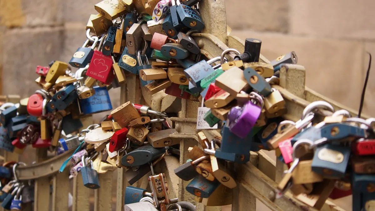 Honderden liefdessloten aan een brugleuning, een bekend gebruik van verliefde koppels