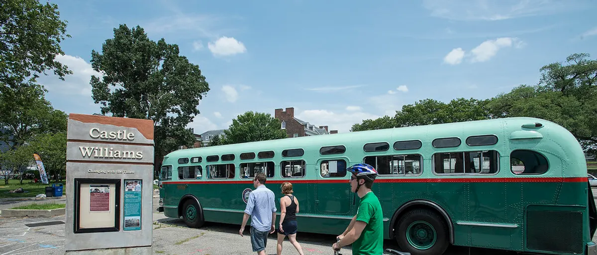 Een oude bus huren als trouwvervoer: hoe werkt dat?