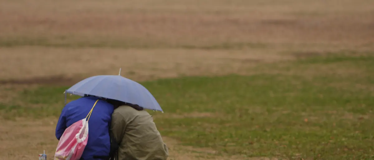 Regen brengt geluk op je trouwdag: waar komt dat vandaan?
