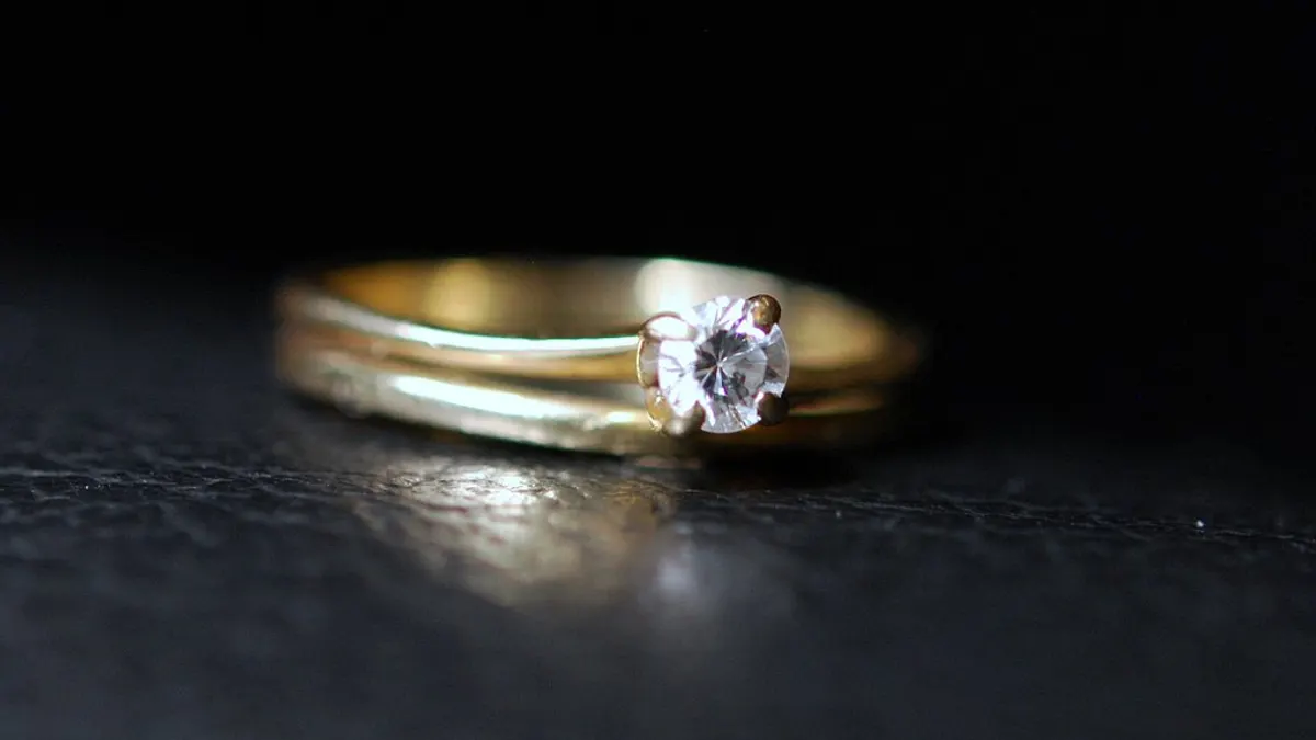 Twee handen naast elkaar, de ene met een ring aan de linkerhand en de andere aan de rechterhand