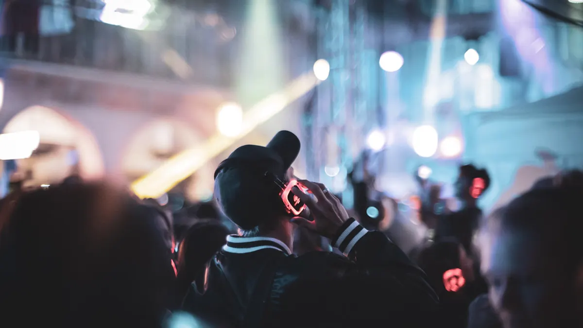 Gasten dansen met lichtgevende koptelefoons op een silent disco