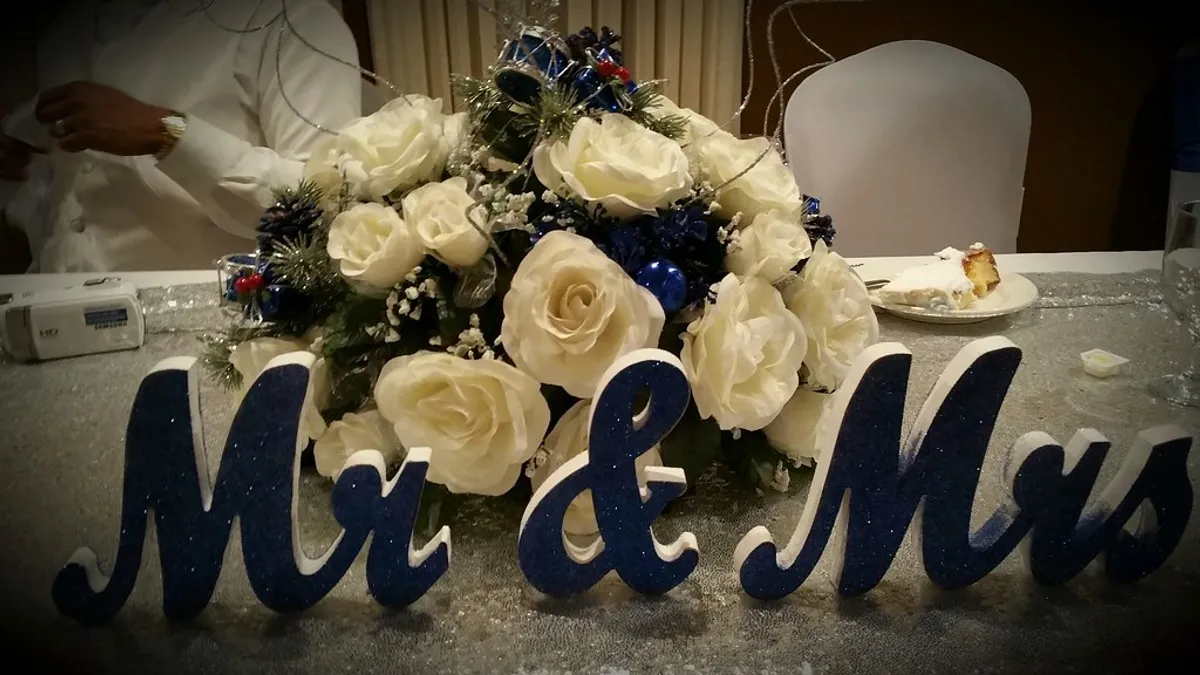 Feestelijk gedekte bruiloftstafel met gehuurde en zelfgemaakte decoratie