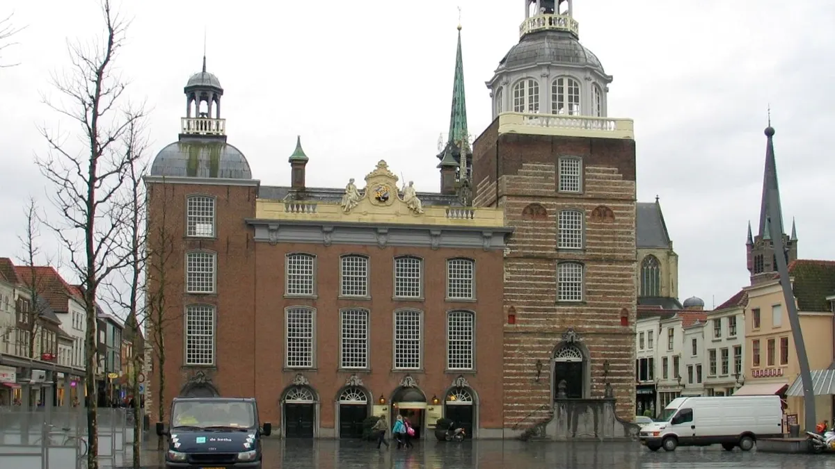 Het historische stadhuis van Goes aan het marktplein, een klassiek voorbeeld van een gemeentehuis