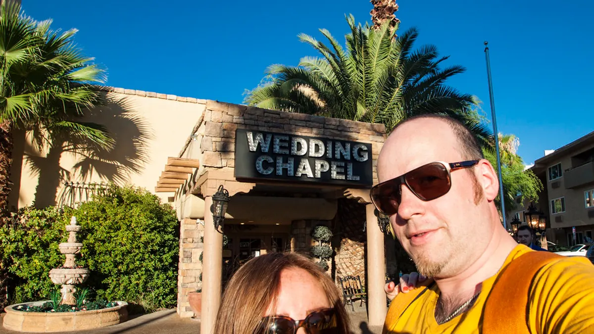 Koppel trouwt in een sfeervolle wedding chapel in Las Vegas
