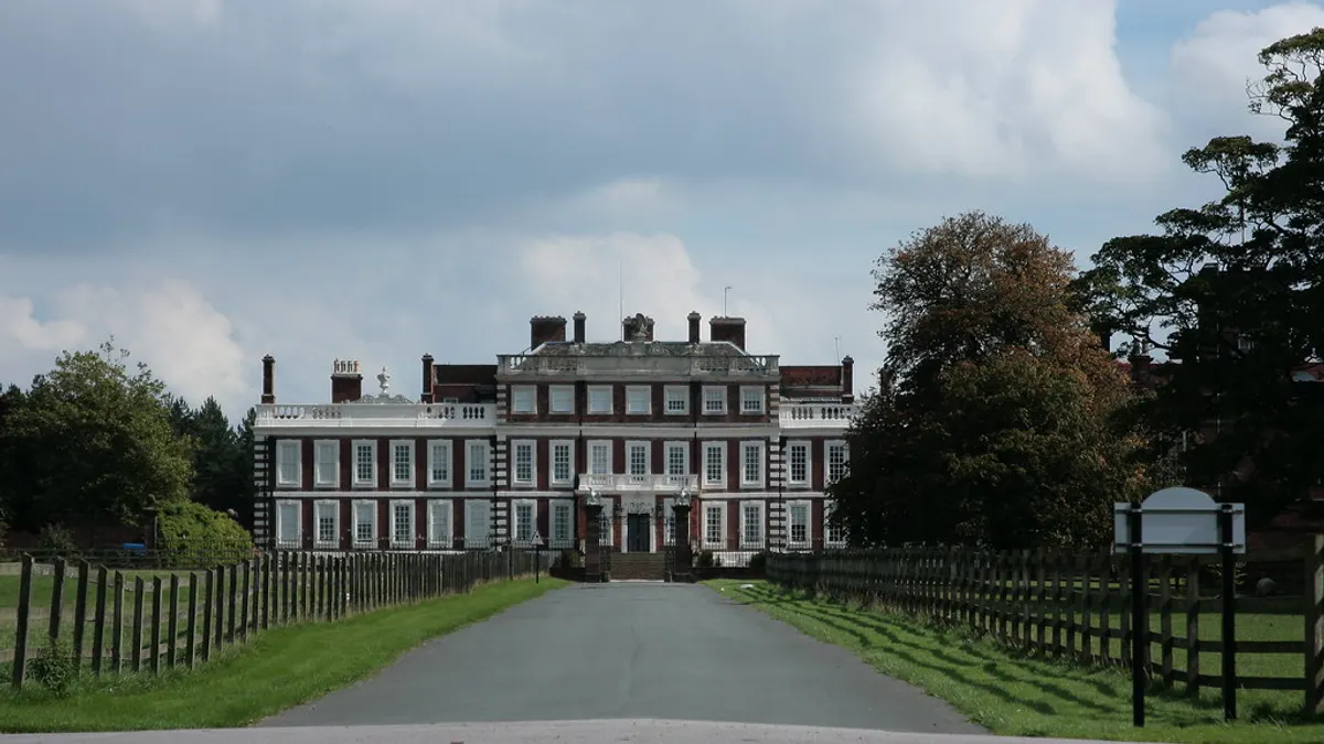 Een statig landhuis aan het einde van een lange oprijlaan