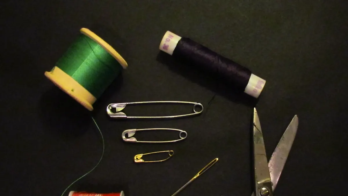 Een geopende noodkit met pleisters, naald en draad en veiligheidsspelden voor de trouwdag