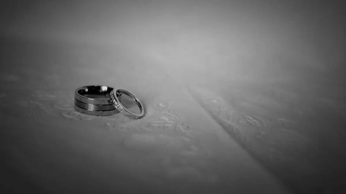 Twee ringen liggen naast elkaar op een lichte tafel