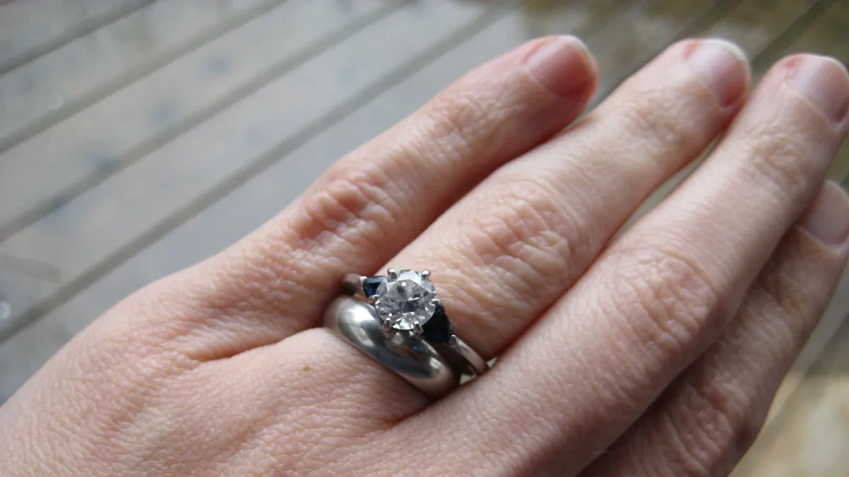 Een verlovingsring met diamant en een trouwring samen aan één vinger
