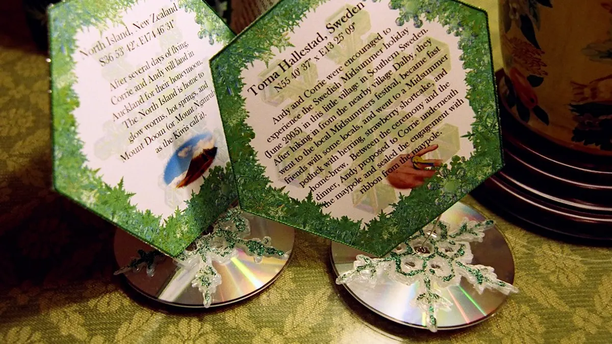 Zeshoekige tafelkaartjes met reisverhalen staan op oude cd's als onderzetter