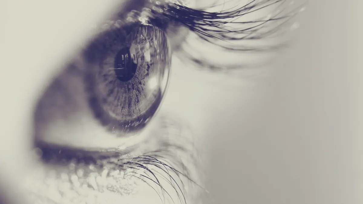 Een close-up van een oog met lange wimpers